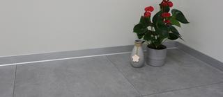 Dlažba imitující beton Riva šedá v obývacím pokoji