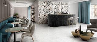 Dlažba imitace mramoru Valentino Majestic bílá a černá v kuchyni s mozaikovým dekorem