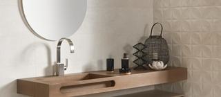 Světlé obklady Dixon- Ivory tuck s dekorem imitace betonové stěrky v koupelně