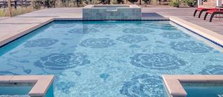 Květinový vzor na dně bazénu z mozaiky modrá