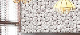Mix mozaika v komerčním prostoru v kavárně kombinace bílá a černá