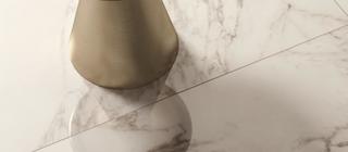 Velkoformátová dlažba Eterniny na podlaze bílá s šedou žilkou imitace mramoru