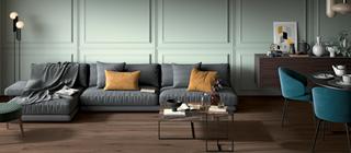 Dlažba imitující dřevo Jurupa hnědá barva v obývacím pokoji