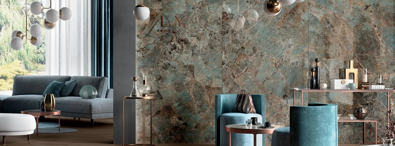 Nádherná imitace mramoru na stěně v obývacím pokoji Cosmopolitan Amazzonite  CP07 zelená barva