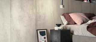 Imitace betonu v ložnice šedá barva Lemmy
