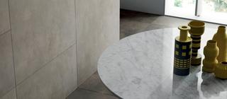 Interiér s dlažbou Make Nero Corten na podlaze + Grigio Corten na stěně