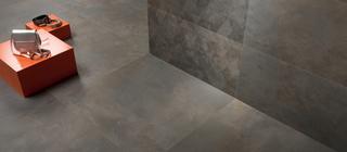 Interiér s dlažbou v imitaci betonu Make Antracite Corten