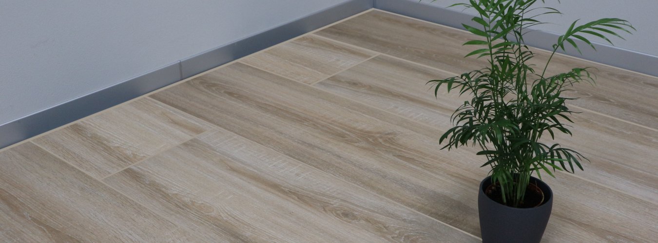 Dlažba imitace dřeva Comodo bone hnědá v obývacím pokoji