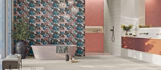 Moderní koupelna s obklady a dlažbou Brush v kombinaci s růžovou barvou Cipria a květinovým dekorem