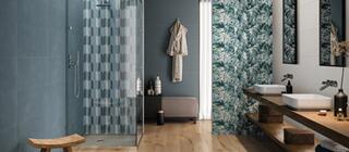 Koupelna s modrými obklady Brush a dekorem listů na stěně -dekor Inserto universe calce