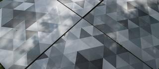 Detail netradiční terasové dlažby Nordic cold s geometrickými vzory