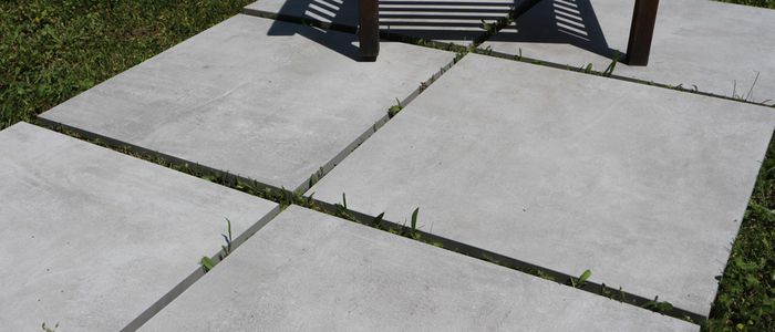 Venkovní dlažba imitace betonu Concrete light grey na trávě