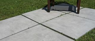 Venkovní dlažba imitace betonu Concrete warm grey na terasu v trávě