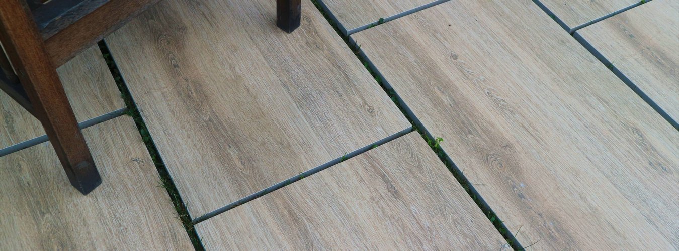 Venkovní dlažba imitace dřeva Koru hnědá na terase