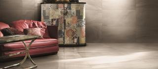 Designová dlažba Tanduk grigio šedá v obývacím pokoji imitace mramoru
