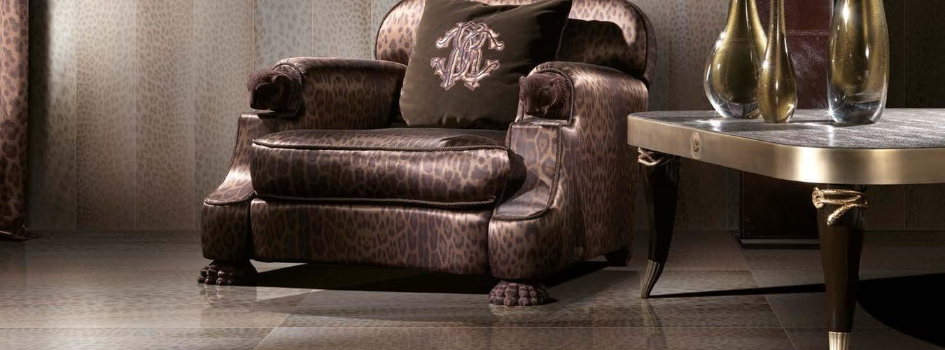 Designový obklad a dlažba Giaguaromask multicolor imitace jaguáří kůže v obývacím pokoji