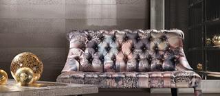Designový obklad a dlažba Giaguaromask grigio imitace jaguáří kůže v obývacím pokoji šedá