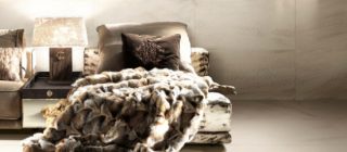 Designový obklad Giaguaromask bianco imitace jaguáří kůže v obývacím pokoji bílá