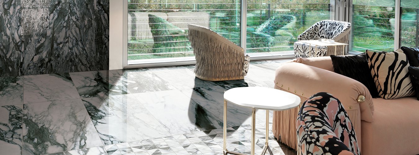 Obklad a dlažba imitace mramoru Roberto Cavalli Lush Calacatta renoir na podlaze v obývacím pokoji