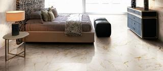 Dlažba imitující mramor Roberto Cavalli Lush Calacatta Oro v ložnici na podlaze