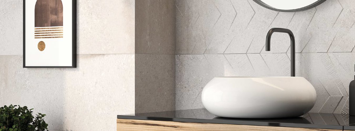 Moderní obklad do koupelny imitace betonové stěrky Origin Caliza v šedé barvě s dekorem