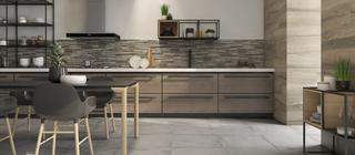 Moderní dlažba v kuchyni imitující betonovou stěrku Origin šedá barva Caliza