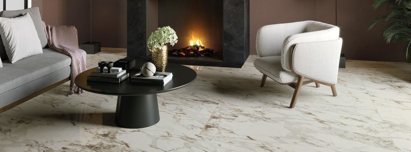 Interiérová dlažba Purity of marble brecce capraia imitace mramoru v obývacím pokoji