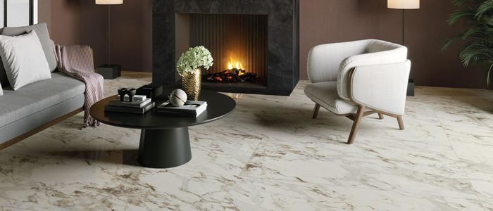 Interiérová dlažba Purity of marble brecce capraia imitace mramoru v obývacím pokoji