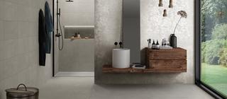 Dlažba a obklad v designu betonové stěrky Brush šedá barva Titanio v koupelně + květinový dekor Deco art