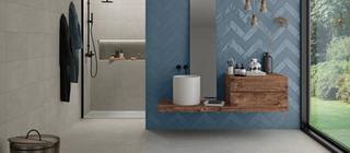 Dlažba a obklad imitace betonové stěrky Brush- šedá barva Titanio v koupelně