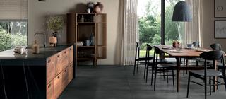 Dlažba imitující betonovou stěrku Clay tmavě šedá Verve CL5 a modrá Karma CL8 v obývacím pokoji