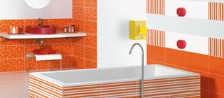Koupelna s bílými a oranžovými obklady Agatha