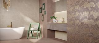Hnědý obklad Colovers a damaškový celoplošný dekor v koupelně Dekor struttura brush