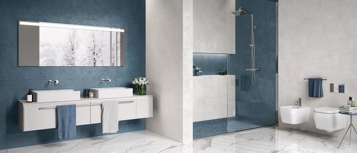 Jednobarevný obklad Colovers Cobalt a white v koupelně, modrá a bílá s dlažbou v imitaci mramoru