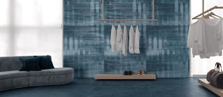 Velkoformátová dlažba modrá Colovers cobalt + dekor blend cobalt na stěně v obývacím pokoji