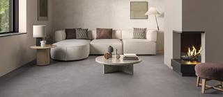Dlažba imitující beton ve velkém formátu Colovers v obývacím pokoji v kombinaci odstínů Love Grey+ Love Sand