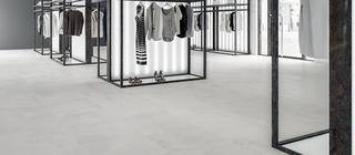 Dlažba imitující kov Crossover bílá white v komerčním prostoru obchodní prostory