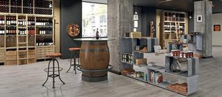 Dlažba imitující dřevo Silverwood tortora hnědá v komerčním prostoru