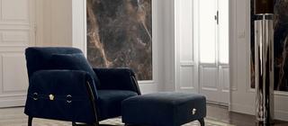 Designová dlažba a mozaika Versace Meteorite barva moka/miele hnědo béžová v obývacím pokoji