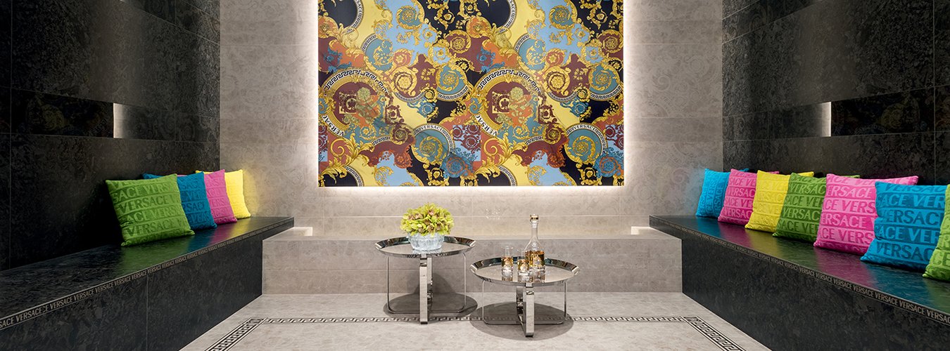 Dekor Versace Maximvs megabarocco color na stěně v obývacím pokoji