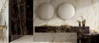 Imitace mramoru Versace Maximvs calacatta brigh a galaxy brown na stěna i na podlaze v koupelně