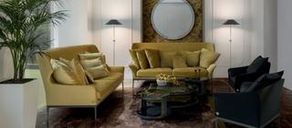 Dlažba Maximvs od značky Versace Galaxy brown hnědá na podlaze v obývacím pokoji doplněno dekorem Medusa oro