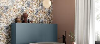 Barevný obklad Gioia v odstínu Oceano s celoplošným dekorem Primavera v koupelně