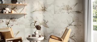 Barevný obklad Gioia s celoplošným dekorem Lilium v obývacím pokoji. Na podlaze dlažba Make Bianco