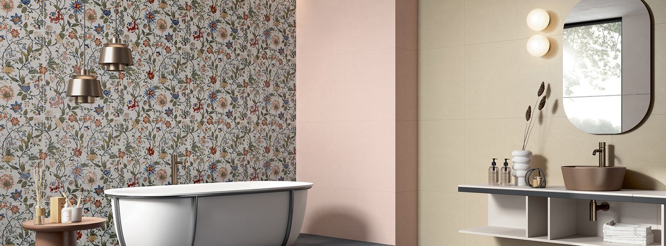 Barevný obklad Gioia růžová Cipria a béžová beige s celoplošným navazujícím dekorem Brit v koupelně