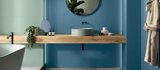 Barevný obklad Gioia modrá Oceano a zelená Salvia v koupelně
