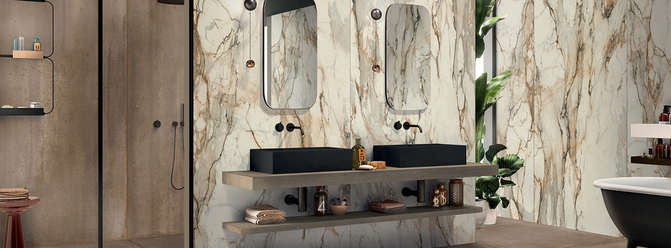 Designová dlažba Oxide imitace kovu hnědá barva v koupelně kombinace s imitací mramoru