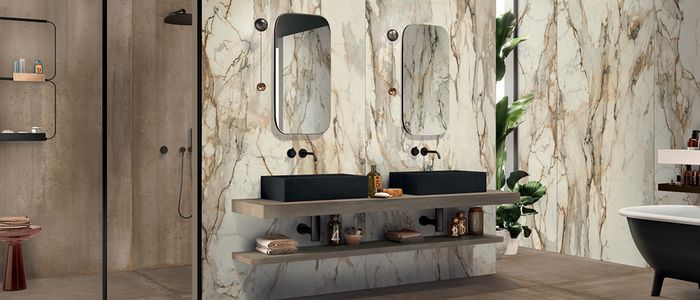 Designová dlažba Oxide imitace kovu hnědá barva v koupelně kombinace s imitací mramoru