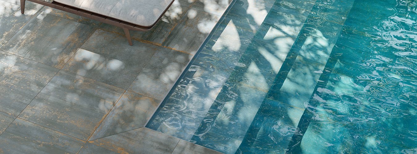 Venkovní dlažba Oxide green imitace kovu u bazénu na terase zelená
