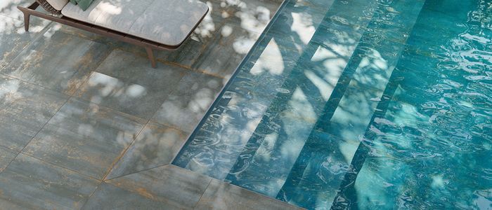Venkovní dlažba Oxide green imitace kovu u bazénu na terase zelená